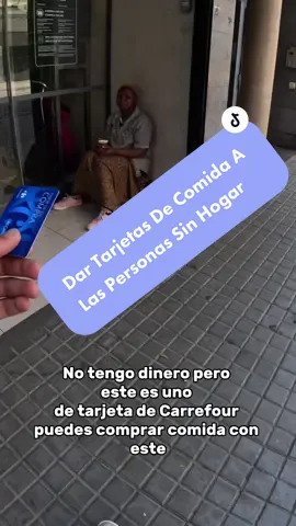 Dar Tarjetas De Comida A Las Personas Sin Hogar En BARCELONA ESPAÑA #tiktok #tik_tok #barcelona #espana #español #ayudar #ayuda #ayudame #vagabundoo #vagabund #amor 