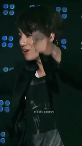 JUNGKOOK VS. TAEHYUNG DANCING TO GASOLINA #taekook #bts 