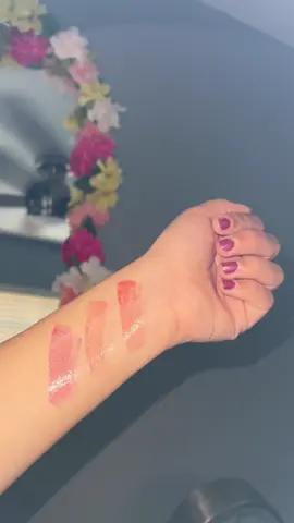 seriously obsessed with these glosses ! they smell amazing and look even better on your lips 😍 definitely go check out @𝚜𝚒𝚕𝚔 • 𝑖𝑠ℎ 𝚋𝚎𝚊𝚞𝚝𝚢 #silkishbeauty #bestlipgloss #sparkles #lipglosspoppin 