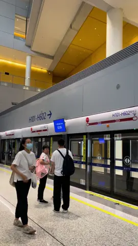 Sân bay Phố Đông Thượng Hải bự chà bá :))) đi từ check an ninh ra cửa H… phải đi tàu , đi bộ là 30-40p thật nha mọi người  Ghế bàn ngồi chờ rất ok , một số khu vực còn có máy tính có mạng và nhiều tiện ích khác #pudongairport 