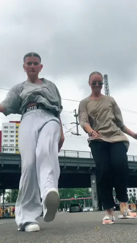 mitten auf den straßen berlins #jannowitzbrücke #foryou #fy #fyp #fypシ #fürdich #viral #dance #trend #missdancefashion #berlin 