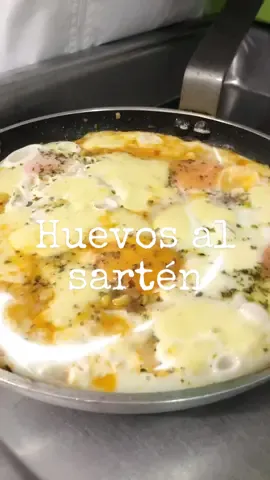 HUEVOS AL SARTÉN 🍳  Hoy quiero compartir una receta muy práctica un desayuno sencillo y delicioso con ingredientes que todos tenemos en casa si no tienes alguno puedes reemplazarlo por el que más te guste 😋  Aquí los ingredientes: ✍️  - Chorro de aceite de oliva  - Chorizos 150gr -1 Ramita de Cebolla larga  - 1 Tomate Grande 🍅  - Mantequilla - Sal y pimienta 🧂  - Pasta de Ajo 🧄  - Orégano 🍃  - 100gr de Maíz dulce 🌽  - 200gr de queso Mozarella 🧀  - 4 Huevos 🥚  Acompañamos con pan francés 🥖 Espero preparen este desayunos, abrazos para todos 🤗  #desayunos #recetas #huevosalsartén #cocinandoconpati #parati