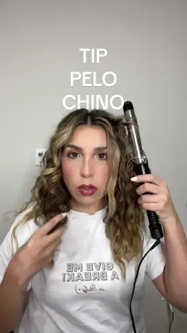 Siempre hago eso cuando se me bajan mis chinitos @Conair #curlyhair #curlyhairtips #culringiron #fyp 