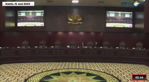 Akhirnya tanggal 15/6/23 setelah mengikuti proses persidangan kurang lebih 5 bulan, MK memutus sistem proporsional terbuka, Dengan di tolaknya Permohonan uji materi UU No. 7/2017 tentang pemilu, hak hak konstitusional rakyat indonesia untuk dapat memilih calon anggota DPR/DPRD tetap berada di tangan rakyat, karena amanat konstitusi yang sesuai dengan UUD pasal 1 ayat 2..... selamat berdemokrasi dengan jujur dan adil 🥰 terharu dan bangga rasanya bisa berada dan mengikuti proses sidang ini 🥺🤍