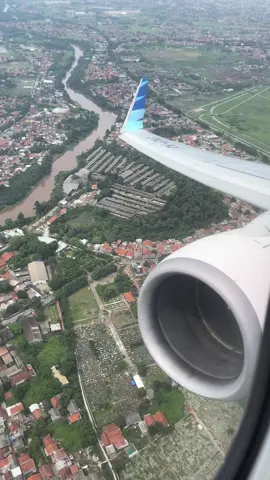 Takeoff From Soekarno Hatta Runway 25R with Garuda Indonesia on Business Class Seat 8K #garudaindonesia #boeing #boeing737 #b737 #takeoff #airplane #airline #aircraft #skyteam #soekarnohatta