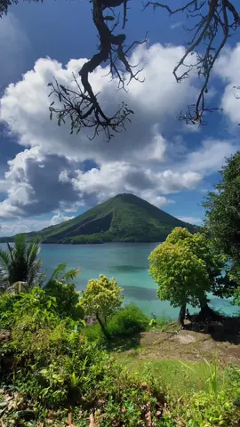 This island chose me 💯  📍Banda Neira, Maluku  #wanderlust #nature #tiktoktravel #traveltiktok #wonderfulindonesia #wonderfulplaces #maluku #bandaneira @Wonderful Indonesia @Pesona Indonesia @Beautiful Destinations 