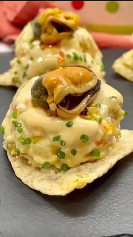 BOCADITO DE ENSALADILLA RUSA!!😋💯 • Hoy te traigo esta tapa molona con uno de los grandes clásicos de nuestros hogares cuando empieza el calor, pero con una MAYONESA ESPECIAL que te va a encantar (ya me lo dirás). Siempre apetece porque es súper fácil de hacer, además de gustarle a todo el mundo y ser muy resultona. Los ingredientes dependen de los gustos que tengas (las he visto y probado de millones de maneras distintas). Pones un poco de ensaladilla sobre un nacho o totopo y lo cubres con la mayonesa casera especial… vas a flipar!!😜 • INGREDIENTES: 3 patatas🥔 2 zanahorias🥕 4 huevos (L)🥚 Ventresca bonito en aceite🐟 Aceitunas y pepinillos🫒 Mejillones en escabeche🦪 Cebollino fresco o perejil🍃 • PARA LA MAYONESA ESPECIAL: 1 huevo🥚 Aceite del bonito🥃 Caldo del escabeche🥫 Sal🧂 • En primer lugar cuece los huevos durante 9 mins. pela y reserva. Ahora cuece las patatas enteras con su piel y zanahorias hasta que estén al dente, retira, deja enfriar y pela. Pica finamente los huevos, patatas y zanahorias con un cuchillo. Haz lo mismo con tus encurtidos favoritos (yo utilicé aceitunas y pepinillos). Trocea también la ventresca de bonito y pon todo en un bowl grande.⏱️ • Ahora viene la clave del éxito de esta ensaladilla, prepara una buena mayonesa casera, pero utilizando el aceite de conserva del propio bonito y caldo del escabeche de los mejillones que la van a elevar a la categoría de excelente, ya lo verás. Mezcla la mayonesa con el resto de ingredientes. Para presentarlo, dispón una bolita de ensaladilla (utilicé una cuchara de helados), pon un poco de mayonesa por encima, un mejillón en escabeche y cebollino fresco picado.🙊 • Apúntate esta receta porque es ideal si tienes algún compromiso y quieres servir la ensaladilla de una forma diferente… quedarás genial. Te deseo un muy feliz día, gracias!!🥰 • #ensaladillarusa #ensaladilla #taparica #tapasycañas #tapaespañola #tapeo #aperitivo #ensaladillacasera   