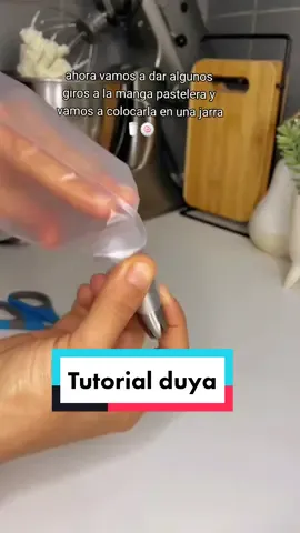 Tutorial para colocar una duya o boquilla en tu manga pastelera #tutorialpasteleria #duya #repostariacreativa #reposteria #pasteleriacreativa #buttercream #pasteleria #repostaria #torta #postresfaciles 
