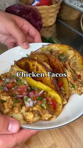 Wenn ihr keine Zeit für Birria Tacos habt, aber fast genauso gute essen wollt, dann macht diese einfachen Chicken Tacos 🥵 #tacos #chickentacos #hähnchen #rezept #cooking #trending #fyp #fypシ 