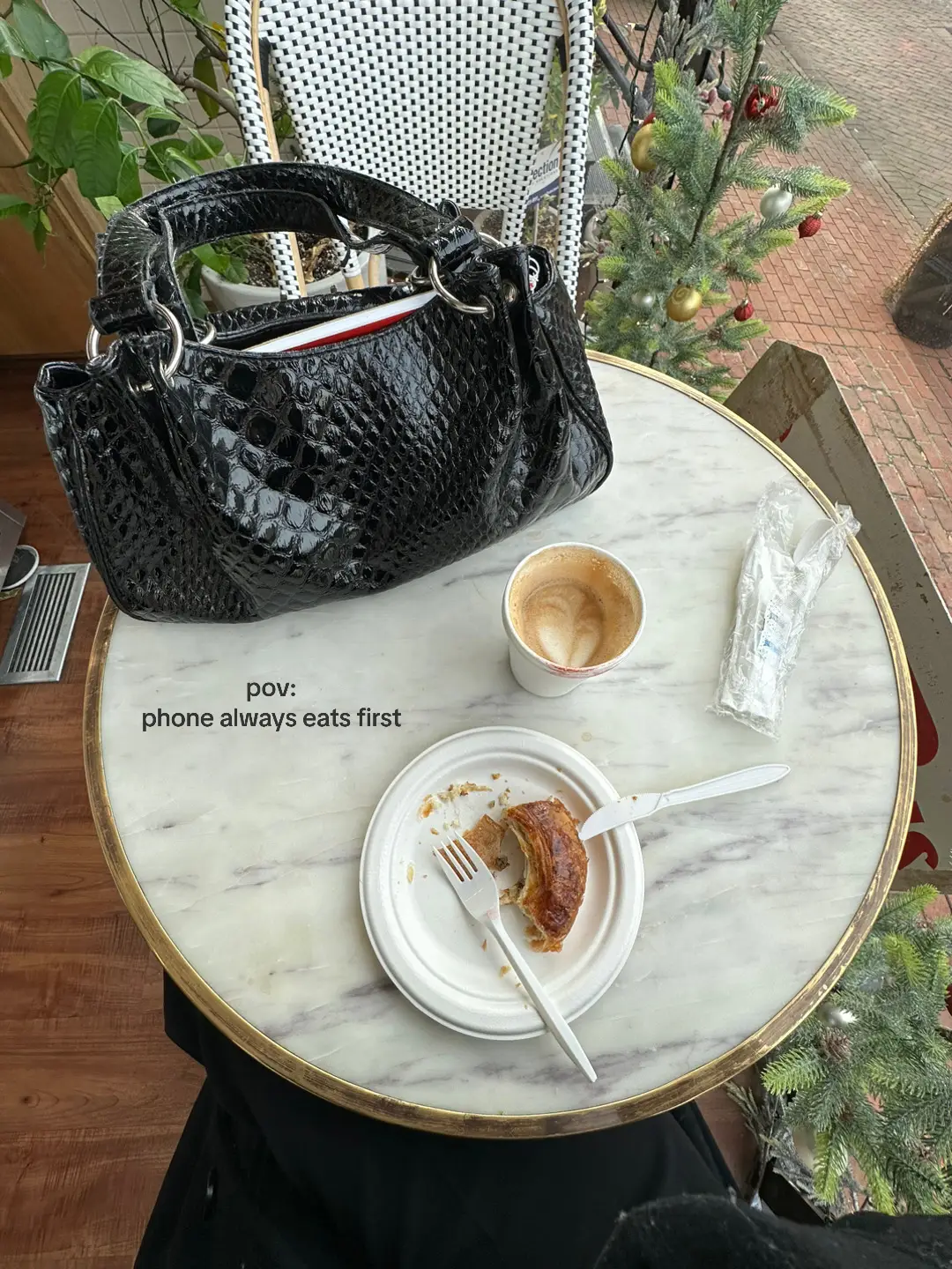 shoutout to the friends that let a girl take a pic in PEACE 😩🤞🏼 #phoneeatsfirst #Foodie #aestheticlifestyle #cutecafes #fyp 