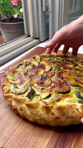 Torta salata zucchine, pesto, stracchino e provola Ingredienti per una torta: - 4 zucchine  - Pasta sfoglia  - 3 uova - 150g formaggio tipo scamorza  - Parmigiano  - Pesto  - Stracchino - Basilico Accendete il forno a 190gradi  Cuocete le zucchine tagliate a rondelle grossolane e cuocete le a fiamma media per qualche minuto, regolate bene di sale, pepe ed aggiungete abbondante basilico. Aggiungete le zucchine in una ciotola insieme alle uova, lo stracchino, 3 cucchiai di pesto e gli altri ingredienti. Metteteli in una teglia, infornate sulla parte bassa del forno con una spolverata di parmigiano, cuocete per 30/35 minuti o fino a doratura.