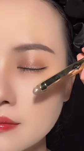 A good mood for the day starts with one minute of eyeshadow painting#eyeshadowtutorial #eyeshadow #tiktokbeautyon #eyeshadowlook #eyeshadowpalette #highlight #makeup #foryou #fyp 