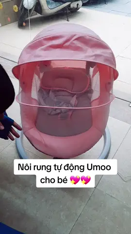 💥 Nôi ru tự động 5 cấp độ cho bé Umoo UM-08174 💥  Lại tiếp tục test nôi để gửi chuẩn bị đi giao cho khách đây ạ :b  Chiếc nôi màu hồng thích hợp cho các bé gái này đẹp quá phải không các mẹ, nhìn ngoài đẹp lắm luôn ạ lại tiện nữa. Nôi ru tự động 5 cấp độ cho bé Umoo UM-08174 là sản phẩm có thiết kế vô cùng thông minh: sự kết hợp độc đáo giữa ghế rung truyền thống và nôi đưa tiện dụng. Nếu như ba mẹ đang chăm sóc bé sơ sinh thì nôi đưa sẽ là đồ dùng không thể thiếu trong phòng của bé. Không chỉ có tác dụng ru bé ngủ, cho bé nằm chơi mà nôi còn chuyển thành ghế nằm ăn khi bé bước vào giai đoạn lớn hơn. Sản phẩm được làm từ chất liệu cao cấp, bền đẹp và đặc biệt ứng dụng khoa học công nghệ vào sản phẩm khiến cho quá trình sử dụng vô cùng dễ dàng, tiện dụng. ⚡ 5 chế độ đưa ngang từ 15 đến 38 độ ⚡ 3 chế độ hẹn giờ 8 phút, 15 phút và 30 phút ⚡ Kết nối điện thoại qua Bluetooth ⚡ Độ tuổi từ sơ sinh đến 36 tháng tuổi ⚡ Tải trọng 18kg #noirungtudong #noirutudong #noidienturungchobe #noiturung #noidienturungchobe #noiturungchobe #noirungtudongchobe 