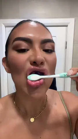 I’ve been seeing ads for Hi Smile every single day and I bit the bullet and I can confirm it’s all a lie 🥲🥲🥲 #hismile #hismileteeth #hismileflavouredtoothpaste #hismilereview 