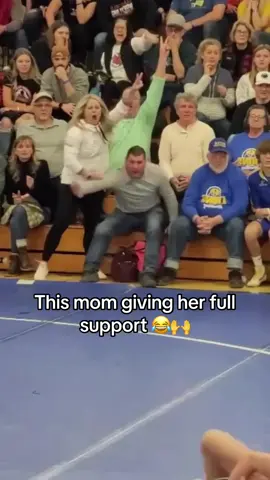 Nothing beats this mom’s support 🙌 (via @Yog) #mom #wrestling #support 