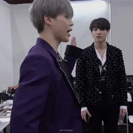 o jeitinho q o jungkook olha pro ji, tão apaixonado. 🥹💗 | #jikook_is_real #jikook #kookmin #jikookforever #gcfinjikook1 #viral #vaiprafy #fyyyyy #foryou #foryoupage @TikTok 