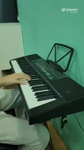 Pro game kiêm luôn nghệ sĩ piano Oner: Mọi người thấy video mình đánh  đàn piano rồi á?. Mình chơi hay đúng không? Đây là lần đầu tiên mình chơi đó, nhưng chỉ cần học 3 phút thôi là mình đã chơi được như thế rồi đó 😌. Mình chắc là thiên tài piano rồi 🎹.  *nhìn ngón tay cưng xỉu 😳😳 #T1 #oner #t1fighting #xh 