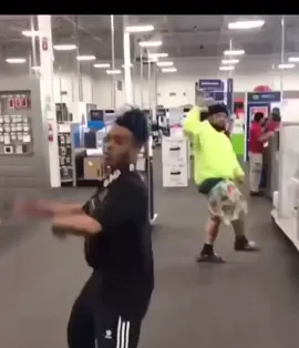 XXXTENTACION dancing at Best Buy 