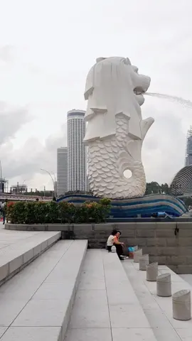Merlion statue was smaller than i thought🤣 #merlionpark #merlionstatue #marinabay #singaporetrip #singaporetravel #travelkesingapore #シンガポール旅行 #マーライオン #旅行女子 
