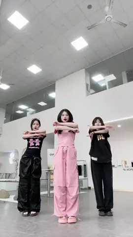 Khi bạn là người duy nhất trong nhóm không kỳ thị màu hồng 🌸 (cre:douyin) #dqn #clouddom #tiktokdancevn 