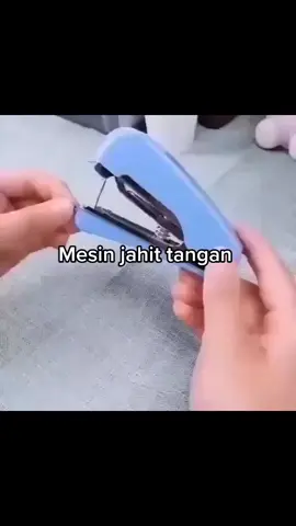 Mesin Jahit Mini - mesin jahit tangan - Mini Handheld Sewing Machine Mesin jahit mini ini praktis pengunaannya. Anda hanya perlu menekan-nekan saja (seperti mengunakan alat stapless kertas). Jahitan anda akan menjadi kuat dan rapi. Praktis untuk menjahit kecil, seperti menambal pakaian sobek, menjahit resleting, dll.
 
 Mesin jahit mini portable, pengoperasian tanpa battery, sangat praktis dan mudah penggunaannya.
 Keunggulan :
 1. Dapat digunakan untuk menjahit pakaian yg robek, sangat mudah dan praktis.
 2. Dimensi 11x8x2 cm, kecil, ringan dan mudah dibawa kemana saja.
 3. Tidak membutuhkan tenaga listrik atau baterai (manual).
 4. Penggunaan tinggal ditekan-tekan saja seperti stapless.
 5. Cocok untuk souvenir.
 
 Include :
 - Spool benang
 - Alat untuk memasukkan jarum
 
 Catatan penting !
 Khusus pengiriman mesin jahit mini ini, Kami akan cek fisik mesin jahit dan fungsi stapless-nya (dicoba di 