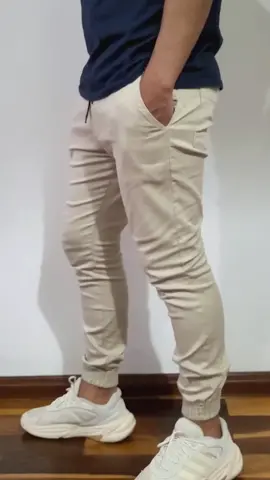 Calça jogger creme disponível em todos os tamanhos. Modelo em sarja com 2% de elastano. Acesse o site para conferir mais modelos como esse. #calcasjogger #estilo #street 