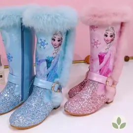 A Bota de Inverno Frozen é a escolha perfeita para manter os pezinhos da sua princesa quentinhos e confortáveis durante o inverno💕👸🏼✨👑 Com um design encantador digno de uma verdadeira princesa, ela é revestida com um material macio e agradável ao toque, proporcionando uma sensação de aconchego e conforto para os pés 💖 Possui sola antiderrapante, que garante segurança e estabilidade ao caminhar em superfícies escorregadias. Além disso, sua regulagem permite que você ajuste a bota ao tamanho do pé da criança, garantindo um encaixe perfeito 💖🎀✨ Disponível em duas lindas cores, do tamanho 22 ao 35, essa bota infantil é um item essencial para enfrentar o frio com MUITO estilo e conforto 😍 A Bota de Inverno Princesa frozen vai fazer sua princesa brilhar ainda mais ✨✨ #lebenleve  #botainfantil #elsa #frozen #disney #calcadosinfantil #criança #mamae #inverno