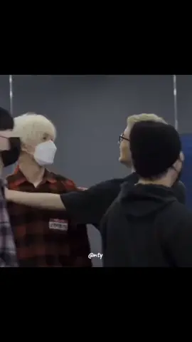 moment mereka berdua tu emang sedikit ketangkep camera, tpi sekalinya moment mereka ketangkep🥺 sweet banget❤️ #mark #jisung #nctdream 