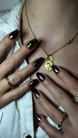 I love this design 💜 IG: solenemazingue_ ✨ #CapCut #fyp #solenemazingue #pourtoi #craniotomysurvivor #figureskater #viralnails #nailsartvideos #nails #nailsoftiktok #chromenails #oilchromenail #oilnails #montreal 