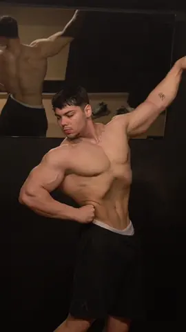el volumen será (es) legendario 😈 #gym #gymmotivation #Fitness #fit #fitnessmotivation #gimnasio #posing #bodybuilding #culturismo #transformation #transformacion #GlowUp #motivation #motivacion 