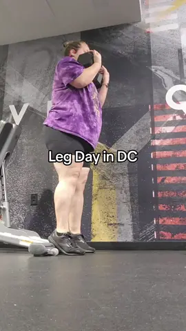 one year in and those #quads are #popping 🦵❤️🍑🥵 #workout #weightlifting #strengthtraining #legday #hamstrings #calves 
