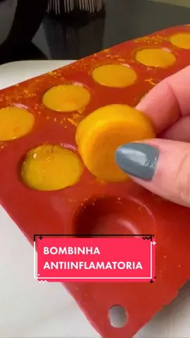 BOMBINHAS ANTIINFLAMATÓRIAS perfeitas para dar um up na sua imunidade agora que está bem frio! É super fácil de fazer e depois de congeladas é só guardar em saquinhos no seu freezer! Ingredientes: Gengibre Limão  Limão siciliano Cúrcuma em pó Água #receita #receitasaudavel #danikachef #receitadiferente #receitadeliciosa #receitafacil #shot #shotdeimunidade #bombaantiinflamatoria #cozinhapratica #receitafit #receitafit #lowcarb #dieta #saude #imunidade 