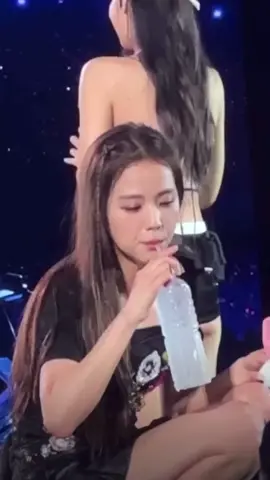 Just drinking water must be this beautiful? My heart melts🤭#jisoo #blackpink 