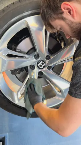#tireshop #tireservice #premiumservices #tireservicetech #anvelopero #howto #DidYouKnow #attentiontodetail #carlovers #bentley #bentayga #wheels 
