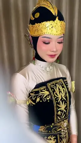 jadi dewi sinta beberapa jam @azziza mutiara 😁 P5 di sekolah