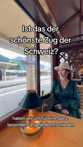Ist das vielleicht der schönste Zug der Schweiz? 🇨🇭 Anlässlich unseres Hochzeitstags haben wir uns für eine ganz besondere Zugfahrt entschieden & zwar für die belle Epoque Bahn von Zweisimmen nach Montreux. Der historisch wirkende Zug ist ein Nachbau des des Golden Mountain Pullman Express & fährt täglich zwischen Zweisimmen und Montreux. Dieser Streckenabschnitt gehört zu den landschaftlich schönsten Zugrouten der Schweiz und wir können gut nachvollziehen warum.  🚂 Mitfahren könnt ihr bereits ab 16 CHF, Touristen ohne Halbtax & Generalabonnoment zahlen 33 CHF pro Strecke in der 2. Klasse.  Auf dem Hinweg war die erste Klasse bereits ausgebucht doch auf dem Rückweg haben wir mehr Glück gehabt.  Hat euch unser Video gefallen? Dann speichert es gerne ab & schickt es euren Freunden. Belle Epoque Zug Romantikreise Zugfahren Schweiz Schweiz Urlaub  Flitterwochen  Suisse Zeitreise  #montreux#belleepoquetrain#switzerlandtravel#suisse🇨🇭#switzerlandtraveltips#coupletravel#zweisimmen#belleepoque#zugfahren#historictrain#goldenpassexpress 