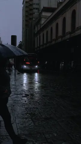 Hoy empieza oficialmente el invierno y todo indica que se viene lluvia, personalmente me gusta esta época del año por que la ciudad engalana por las noches, el entorno cotidiano ignorado en el día a día se embellece con las luces reflejadas en las pozas de agua, un espectáculo gratuito que merece la pena ser registrado. #santiago #santiagodechile #lluvia #reflejo #santiagoadicto #chile #fyp 