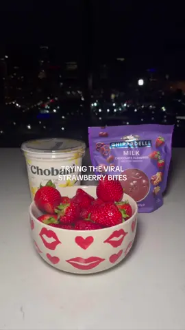 Made the viral chocolate covered strawberry yogurt bites!! They came out SO good 10/10 recommend 🍫🍓💗 #chocolatecoveredstrawberries #strawberrybites #dessertrecipe #EasyRecipe #healthyrecipes #fyp #trending #viral #strawberryclusters 