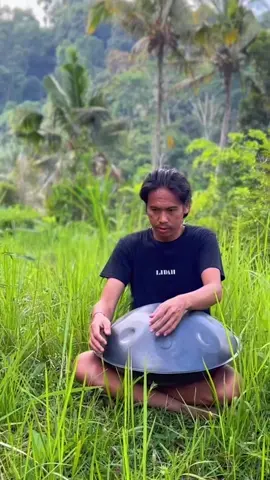 Our Daily Meditation 💚🧘‍♂️ #handpan #minihandpan #yogamusic #ademwerk #klankschalen #meditationmusic #craftmanship #mindfulness #soundhealing #handpanmusic #instrumental #healing #bali #meditation #wimhof #spirituality #zenvibes #nature #peacefulmusic #musictherapy #handpansolo #handpanlove #yoga #musician #fullfilment #passion #calmmusic #soundscapes #soundsofnature 