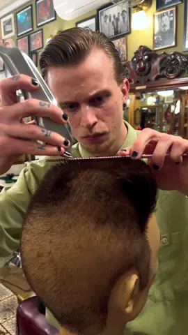 #Flasttop training @Schorem Haarsnijder en Barbier! #reuzel #reuzelpomade #theoldschool #classicsneverdie #schorem #rotterdam #barber #hairtok #schorembarbier #barbertok #clippers #haireducation #flattophaircut #scissors #flattops #theoldschoolbarberacademy #hairpomade #classichaircut #hairproducts #traditionalbarber #barbertraining 