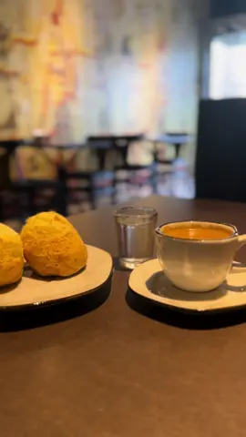 Cafézinho expresso com pão de queijo é perfeito para o café da manhã e da tarde! Venha conhecer a TutanCafé