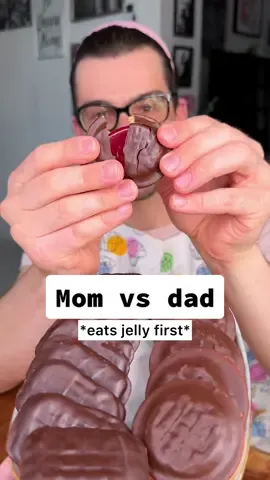 Who knows how to eat Jaffa jelly cakes properly- mom or dad?😌🍪🍓❤️ . #jaffacake#jaffacakes#jellycake#momvsdads#momvsdadchallenge#mnam#chefkoudy#foodfun#funfood#momspower#dadspower 