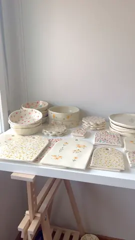 It’s almost here 🌾 It’s already this Sunday that all these pieces will be available ✨ stay tuned 🍃🌼 #handmadewithlove #clayartist #ceramicartist #potterylife #ceramicdrawing #ceramicflowers #cuteceramic #cuteceramics #handmadeceramics #potterypainting #potterydrawing #handmadeplates #handmadeplate #handmadebowl #handmadebowls #handmadecoasters #handmadecoaster #potteryoninstagram #handmademug #handmademugs #handmadecups #handmadecup