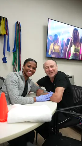 📸 Vanessa snapped a quick selfie with one of our awesome patients today! Check out this cool pic 🤳 Vanessa and a patient struck a pose for a memorable photo! . . . #photo #photoshoot #physicaltherapy #physicaltherapylife #workingmoments #treatment #physicaltherapyst 