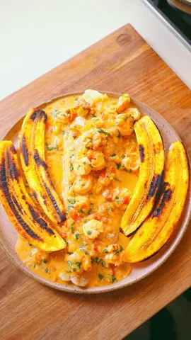 Hoje eu vou ensinar pra vocês um prato cheio de Axé, que é a cara da Bahia: linguado no molho de moqueca de camarão e banana da terra.  Uma dica de ouro dos sommeliers pra harmonizar o vinho com a comida é combinar ingredientes da mesma região. Então pra harmonizar com esse prato tão regional, eu escolhi um vinho brasileiro. O Miolo Reserva Pinot Grigio do @grupomiolo é um rótulo incrível, que vai muito bem com peixes.  Vou deixar a receita aqui embaixo pra você fazer aí na sua casa e já enche a taça de Miolo pra acompanhar 🍷 Linguado no molho de moqueca de camarão e banana da terra Serve 2 porções Ingredientes: - 1 filé de peixe branco inteiro (linguado ou peixe da sua preferência); - 200g de camarões cinza, limpo; - 2 bananas da terra, cortadas ao meio na longitudinal; - ½ pimentão vermelho, cortado em cubos; - ½ pimentão amarelo, cortado em cubos; - 1 cebola, picadinha; - 2 dentes de alho picadinho; - 200ml de leite de coco; - 1/3 de xícara de vinho branco seco; - 1 colher de sopa de azeite de dendê; - 1 colher de sobremesa de extrato de tomate; - Um punhado de coentro picado; - Raspas de 1 limão tahiti; - Suco de ½ limão tahiti; - Azeite extra virgem; - Sal e pimenta do reino à gosto;