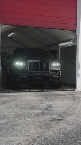 Wheres the first place you’re taking this Rolls Royce Cullinan to?  #rollsroyce #rollsroycecullinan #luxurycars #cartok #caredit 
