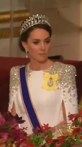 Kate usa a tiara favorita de Diana, a tiara nó do amante 👑... @eternaprincessdiana #princessdianaofwales #ladydianaspencer #princessspencer #princessofthepeople #monarquia #dianaforever #dianafrancesspencer #princessbymerit #dianadegales #ladydi 