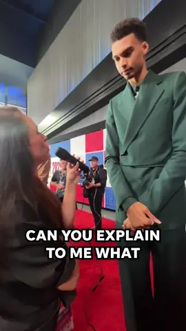 Wemby explaining what rizz means 💀😂 #nbadraft #victorwembanyama #redcarpet #funny #iykyk #rizz #rizzgod #NBA #basketball #socialmedia #genz 