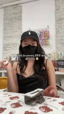 📍 Monster DIY (136-91 37th Avenue, Queens) 💗 New store in NYC where you can DIY claw clips, phone cases, phone stands, phone chains, mirrors, phone holders & more! 💗 Price ranges from $5-48 depending what you want to DIY 💗 You can also make your own decorative scented candles $23-40 (soy/coconut/crystal wax) 💗 They have so many charms to choose from, and the process is so easy 💗 This was very fun and therapeutic to the creative soul  💗 Such a cute date or birthday idea #nycdateideas #nycfun #diy #nycrecs #explorenyc #thingstodoinnyc