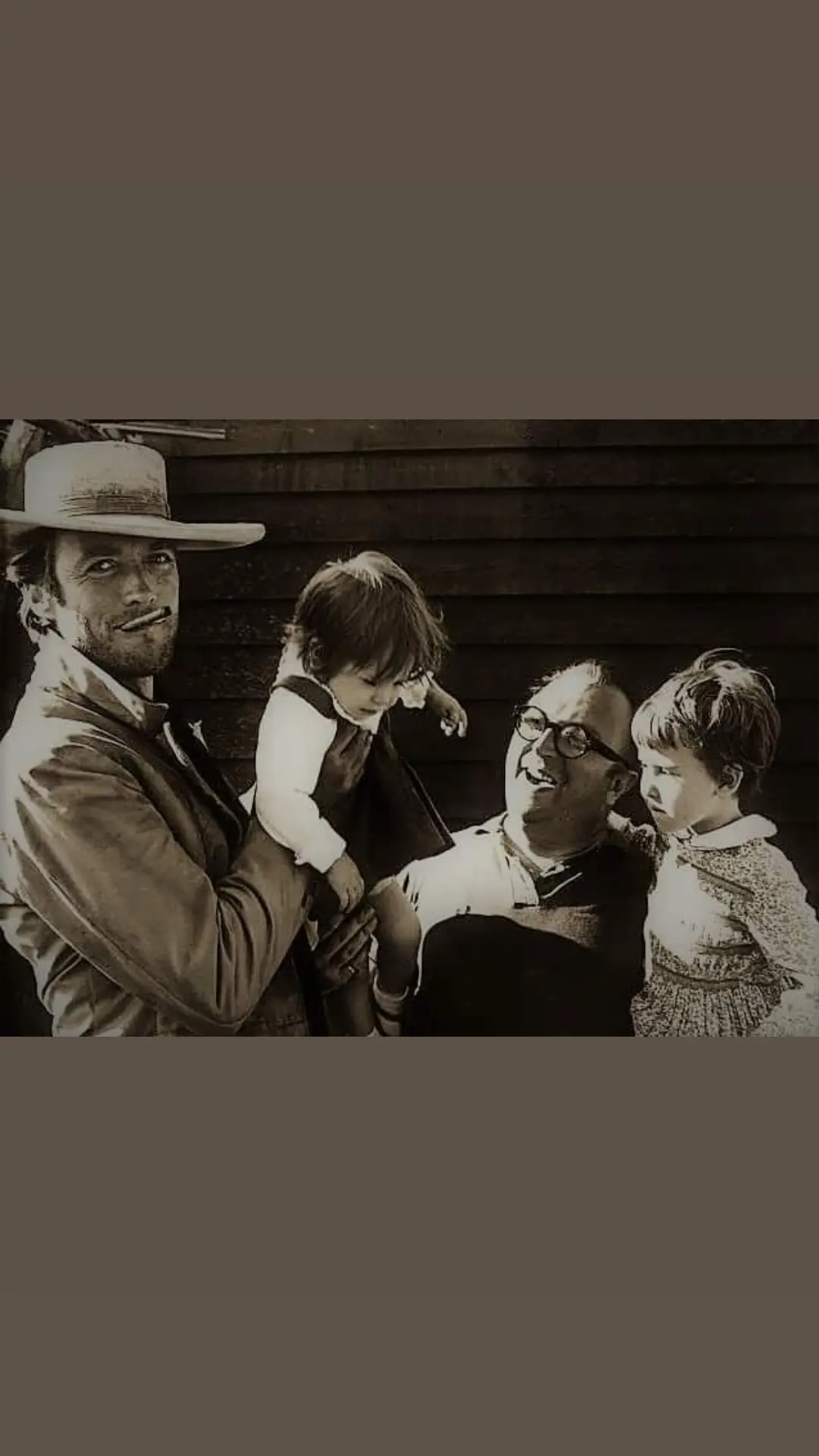 Clint Eastwood avec Sergio Leone et les filles de Sergio sur le tournage du Bon la Brute et le Truand (1966)#🎬 #clinteastwood #sergioleone #westernspaghetti 